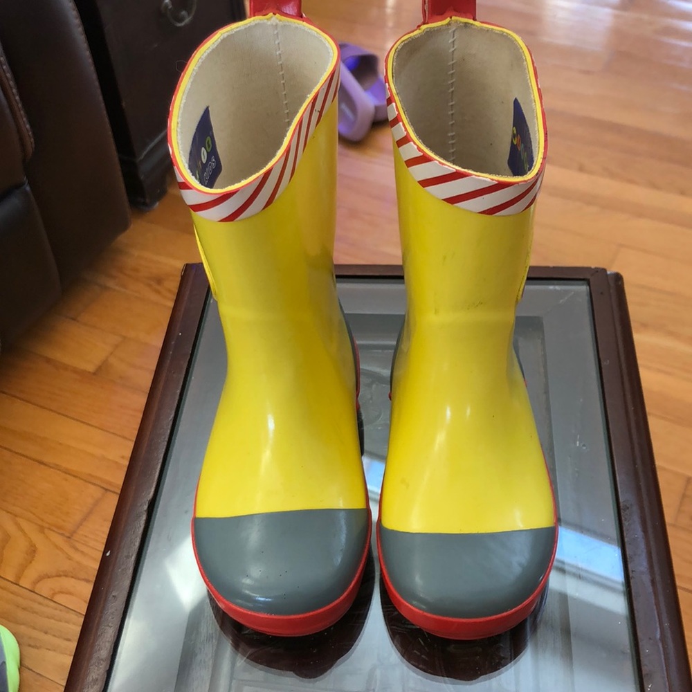 Kids rain boots 7